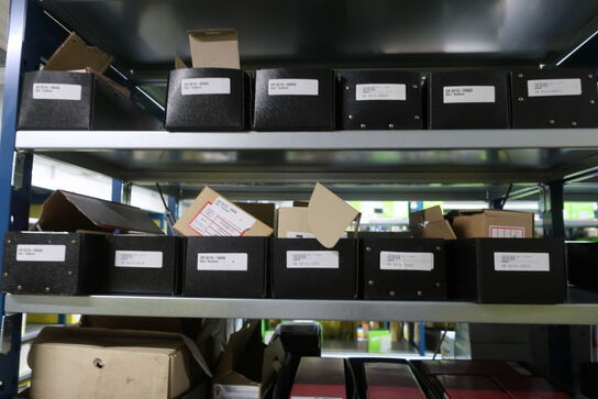 26 fag lagerreoler med indhold