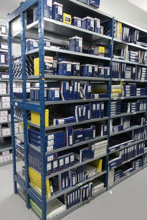 8 fag lagerreol med indhold