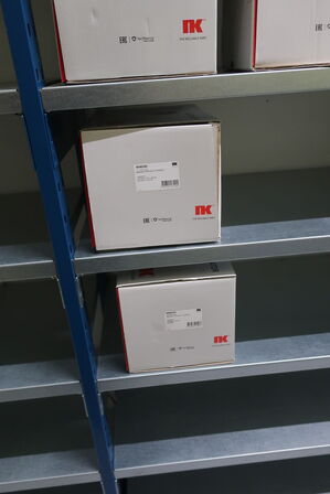 13 fag lagerreoler med indhold