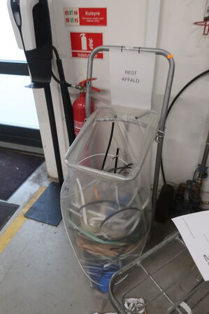 Vogn samt 2 stk. skraldestativer