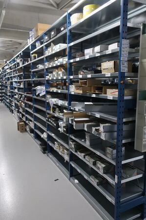 22 fag lagerreoler med indhold