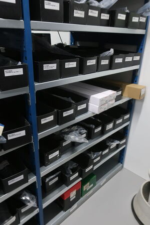 12 fag lagerreol med indhold