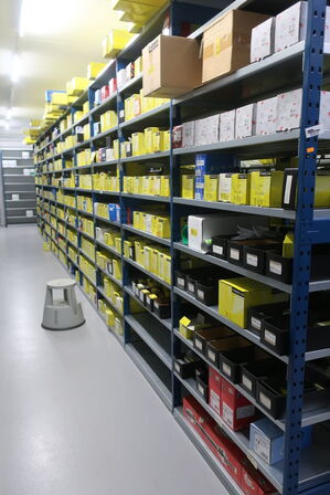 20 fag lagerreoler med indhold