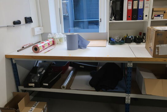 Pakkebord med indhold