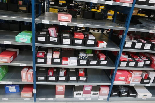 8 fag lagerreoler med indhold