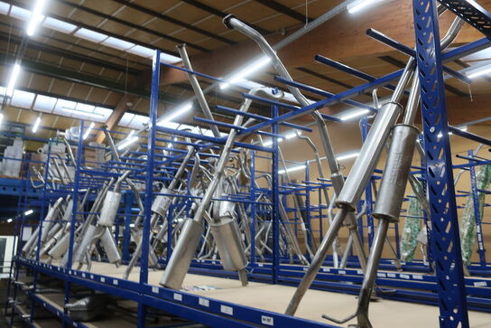 Varelager af udstødning m.v. samt reoler hertil