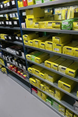 28 fag lagerreoler med indhold