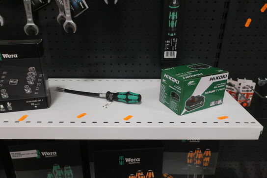 Skruetrækkere, fastnøgler samt tænger på reol