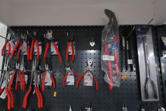 Tænger m.v. på tavle BATO 