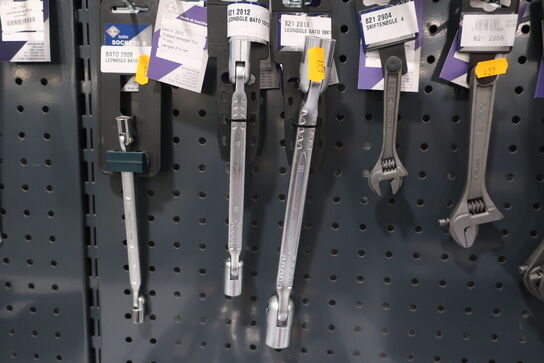 Diverse svensknøgler på tavle BATO 