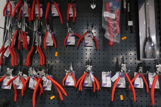 Tænger m.v. på tavle BATO 