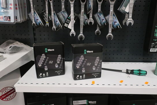 Skruetrækkere, fastnøgler samt tænger på reol