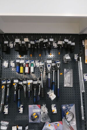 Diverse skraldenøgler på tavle samt toppe BATO 