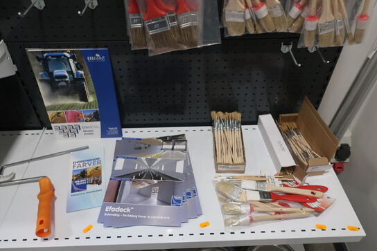 Pensler m.v. på reol 