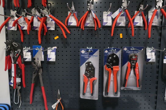 Tænger m.v. på tavle BATO 