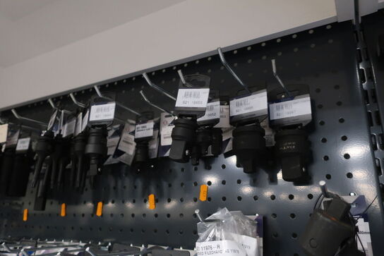 Diverse skraldenøgler på tavle samt toppe BATO 