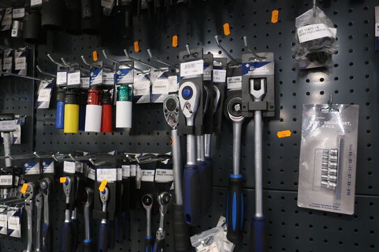 Diverse skraldenøgler på tavle samt toppe BATO 