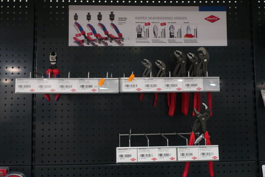 Skruetrækkere, fastnøgler samt tænger på reol