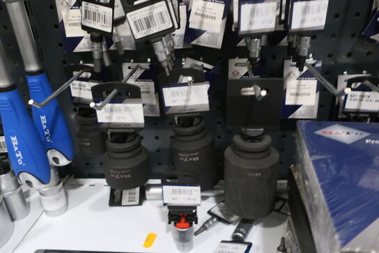 Diverse toppe på tavle BATO 