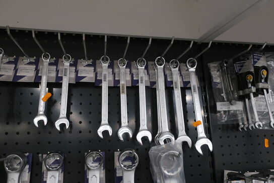 Diverse fastnøgler på tavle BATO 