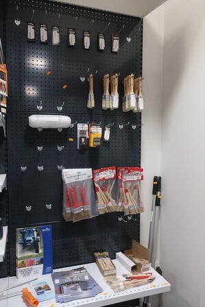 Pensler m.v. på reol 