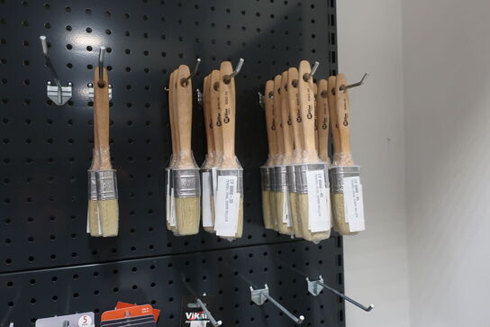 Pensler m.v. på reol 