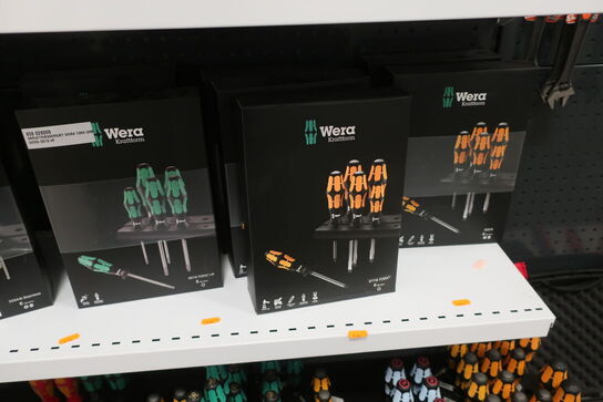 Skruetrækkere, fastnøgler samt tænger på reol