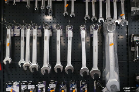 Diverse fastnøgler på tavle BATO 