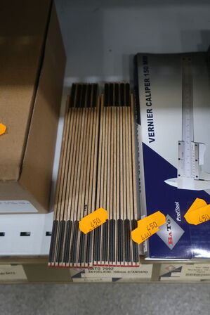 3 stk. skydelære samt 12 stk. tommestokke 