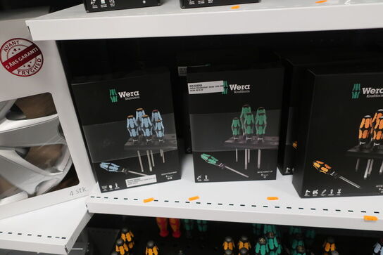 Skruetrækkere, fastnøgler samt tænger på reol