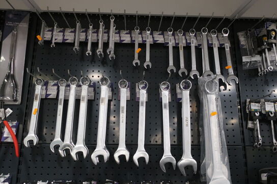 Diverse fastnøgler på tavle BATO 