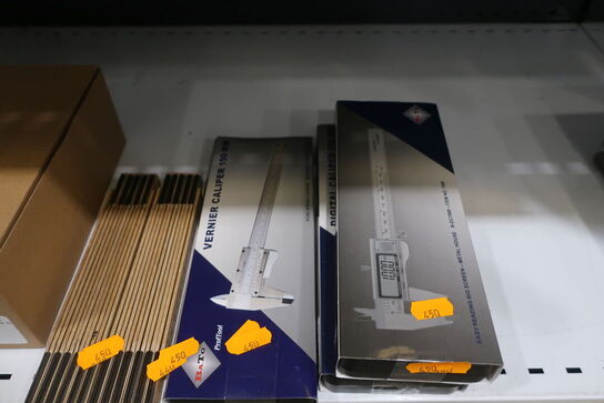 3 stk. skydelære samt 12 stk. tommestokke 