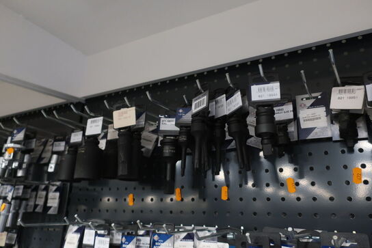 Diverse skraldenøgler på tavle samt toppe BATO 