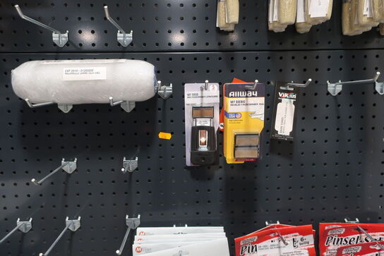 Pensler m.v. på reol 