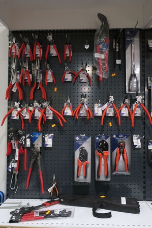 Tænger m.v. på tavle BATO 