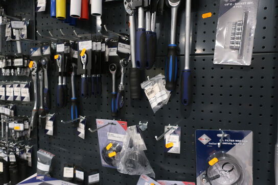 Diverse skraldenøgler på tavle samt toppe BATO 