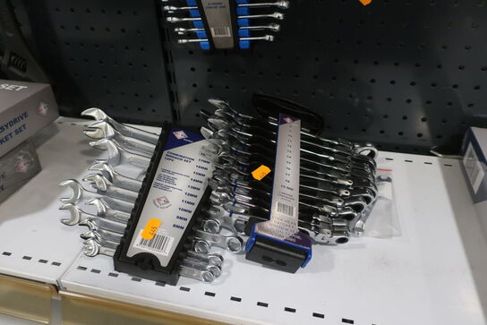 Diverse fastnøgler på tavle BATO 