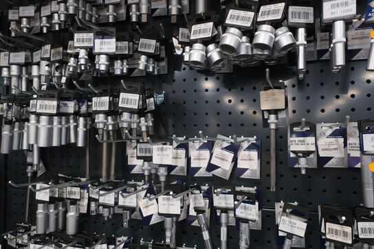 Diverse toppe på tavle BATO 