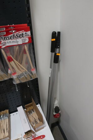 Pensler m.v. på reol 