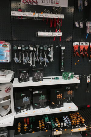 Skruetrækkere, fastnøgler samt tænger på reol