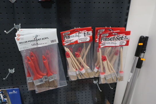 Pensler m.v. på reol 