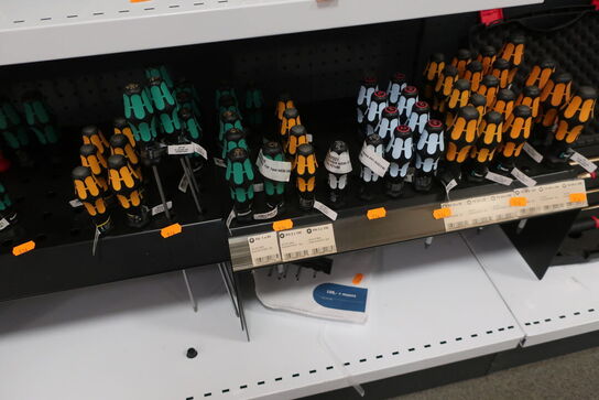 Skruetrækkere, fastnøgler samt tænger på reol