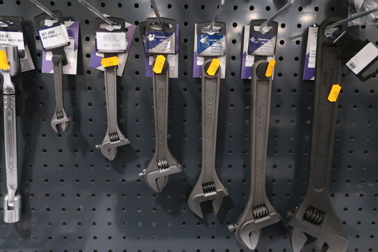 Diverse svensknøgler på tavle BATO 