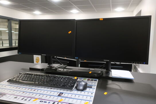 El. hæve/sænke skrivebord med indhold samt kontorstol 