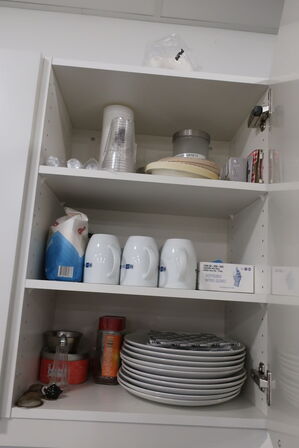 Kaffemaskine samt service i køkken 