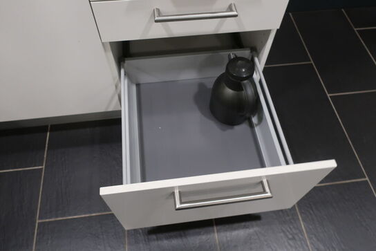 Kaffemaskine samt service i køkken 