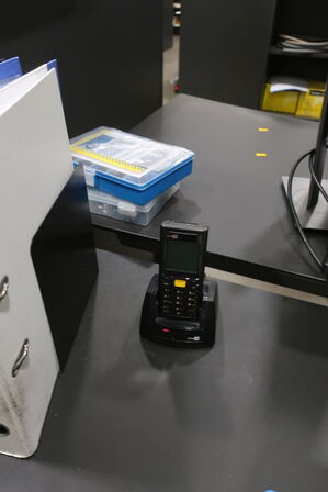 El. hæve/sænke skrivebord med indhold samt kontorstol 