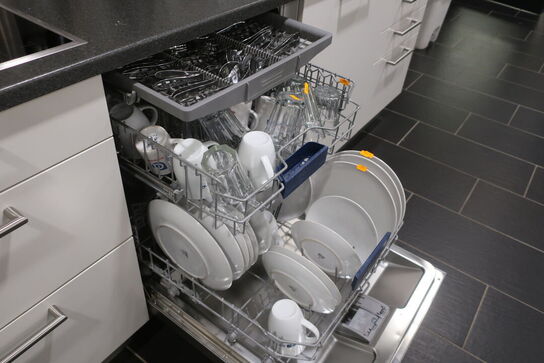 Kaffemaskine samt service i køkken 