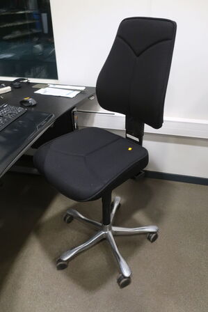 El. hæve/sænke skrivebord med indhold samt kontorstol 