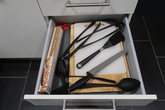 Kaffemaskine samt service i køkken 